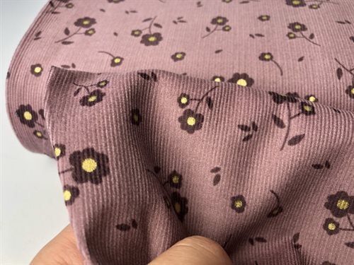 Fastvævet - smalriflet babyfløjl med søde blomster på mauve bund